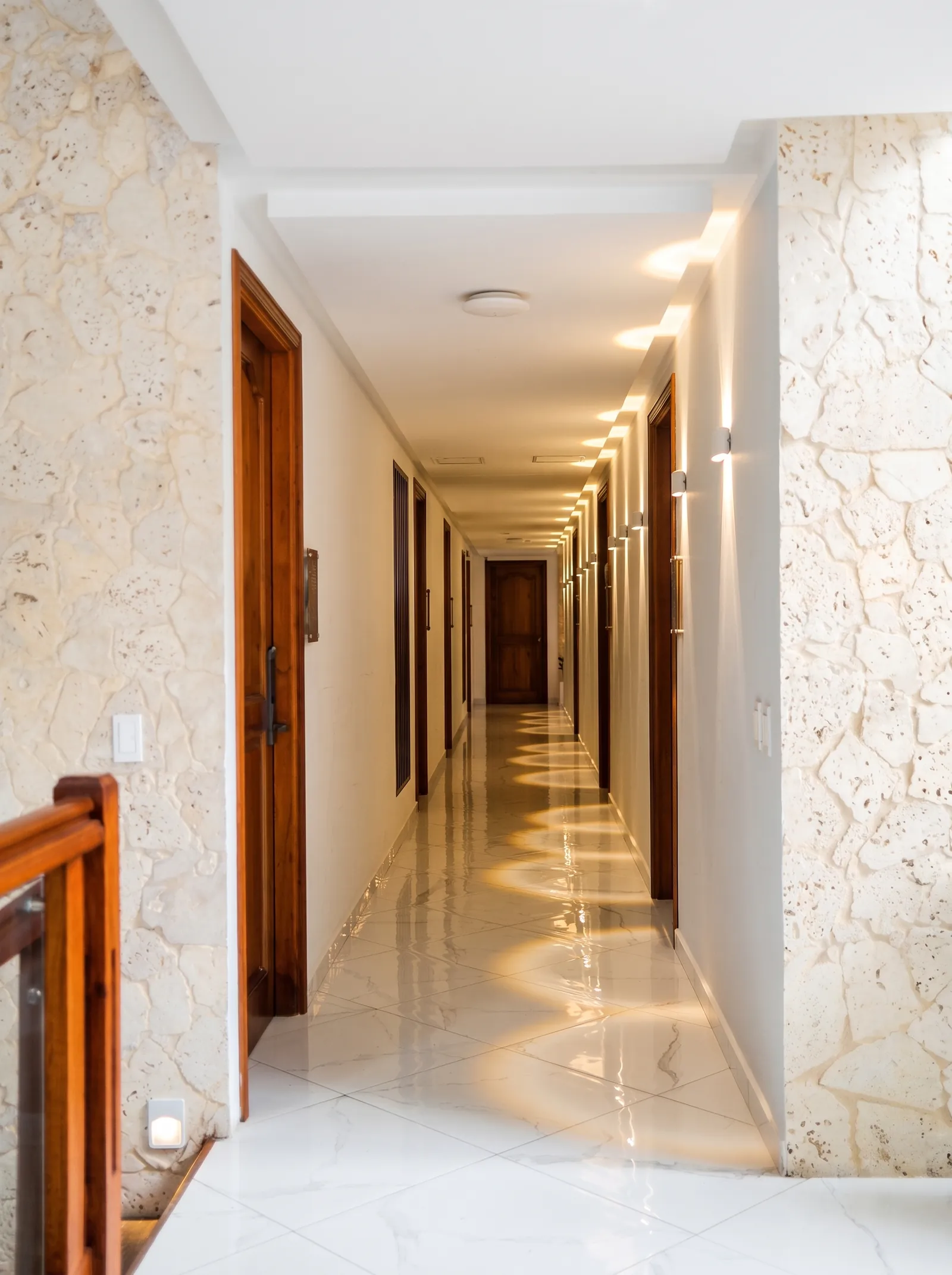 Pasillo de habitaciones del Hotel Los Samanes