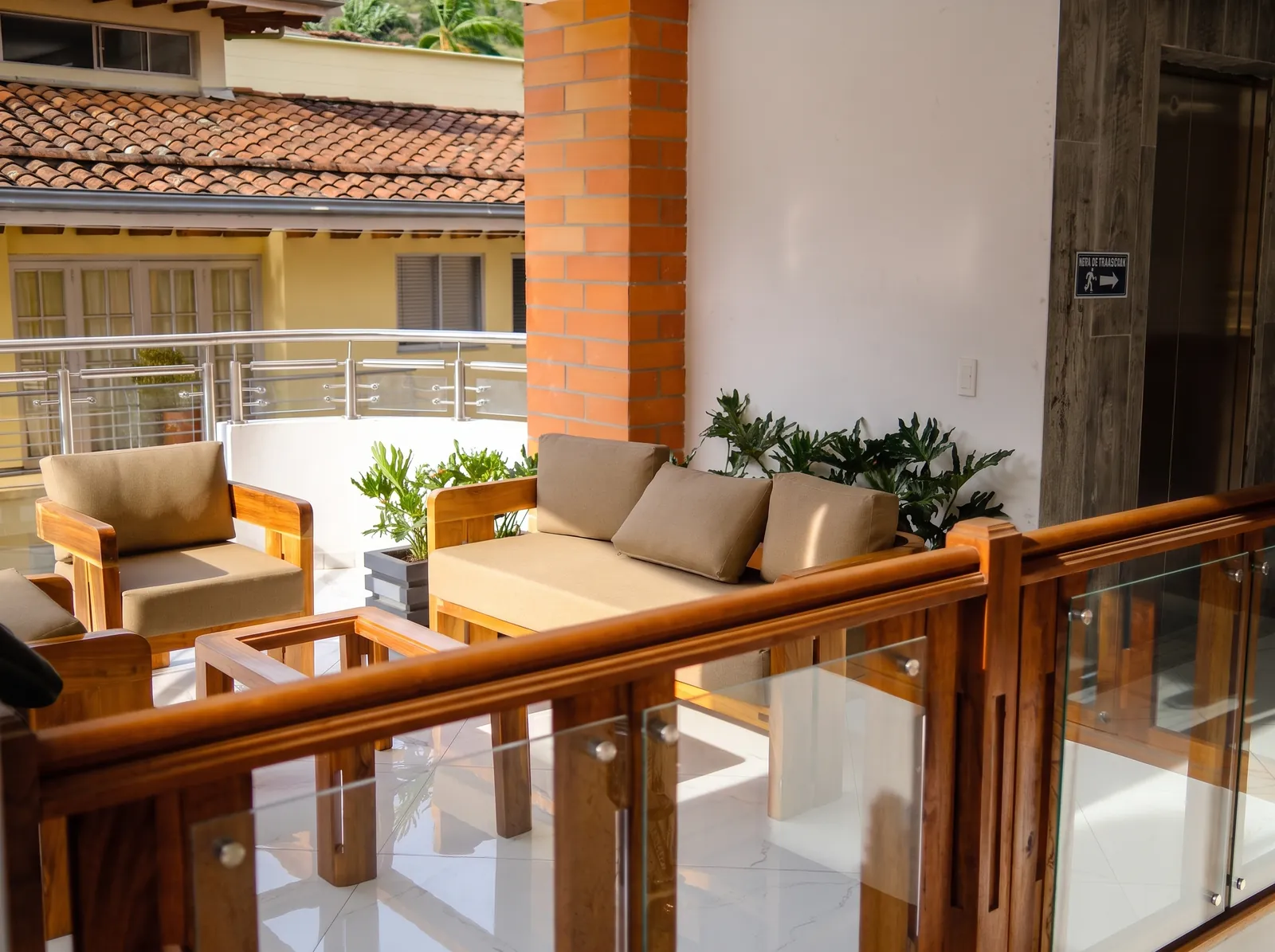 Zona social con vista a los tejados de Ciudad Bolívar